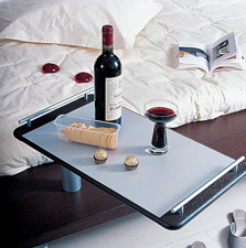 被赋予生命的家具 选张带有旋转托盘的床 被赋予生命的家具 选张带有旋转托盘的床