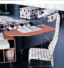 被赋予生命的家具 选张带有旋转托盘的床 被赋予生命的家具 选张带有旋转托盘的床