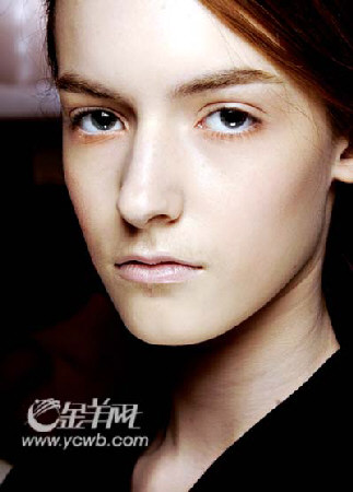 戏剧风当道 自然妆并行