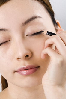 6小步 简单缔造完美眼线