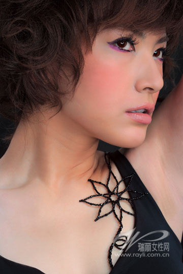 避免眼部浮肿的魅惑眼妆4步骤