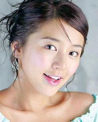 中韩美女4款盘发扮靓PK